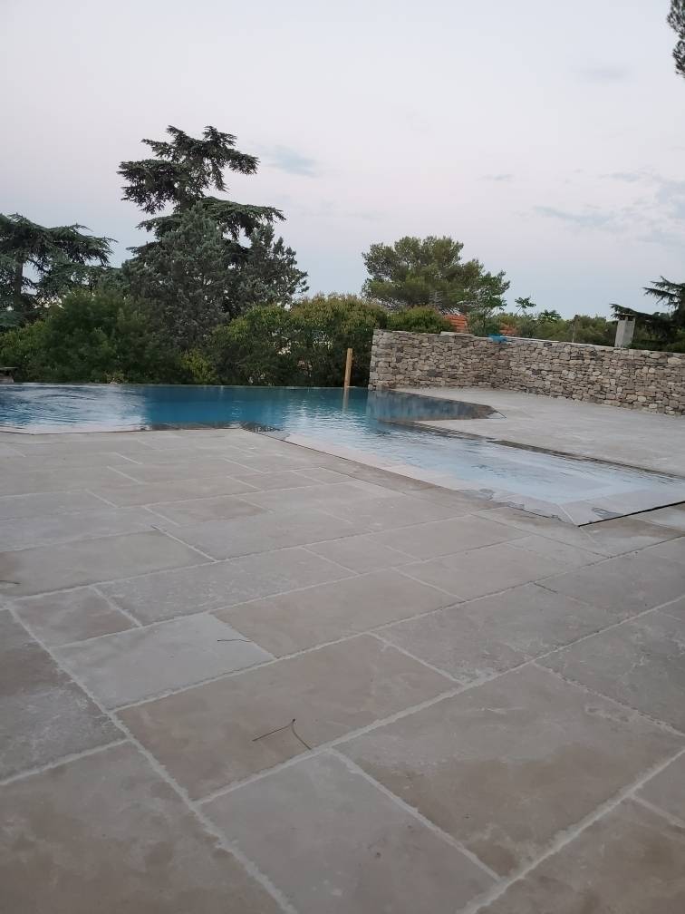 Margelle en pierre naturelle beige pour bord de piscine dans le Var a Toulon