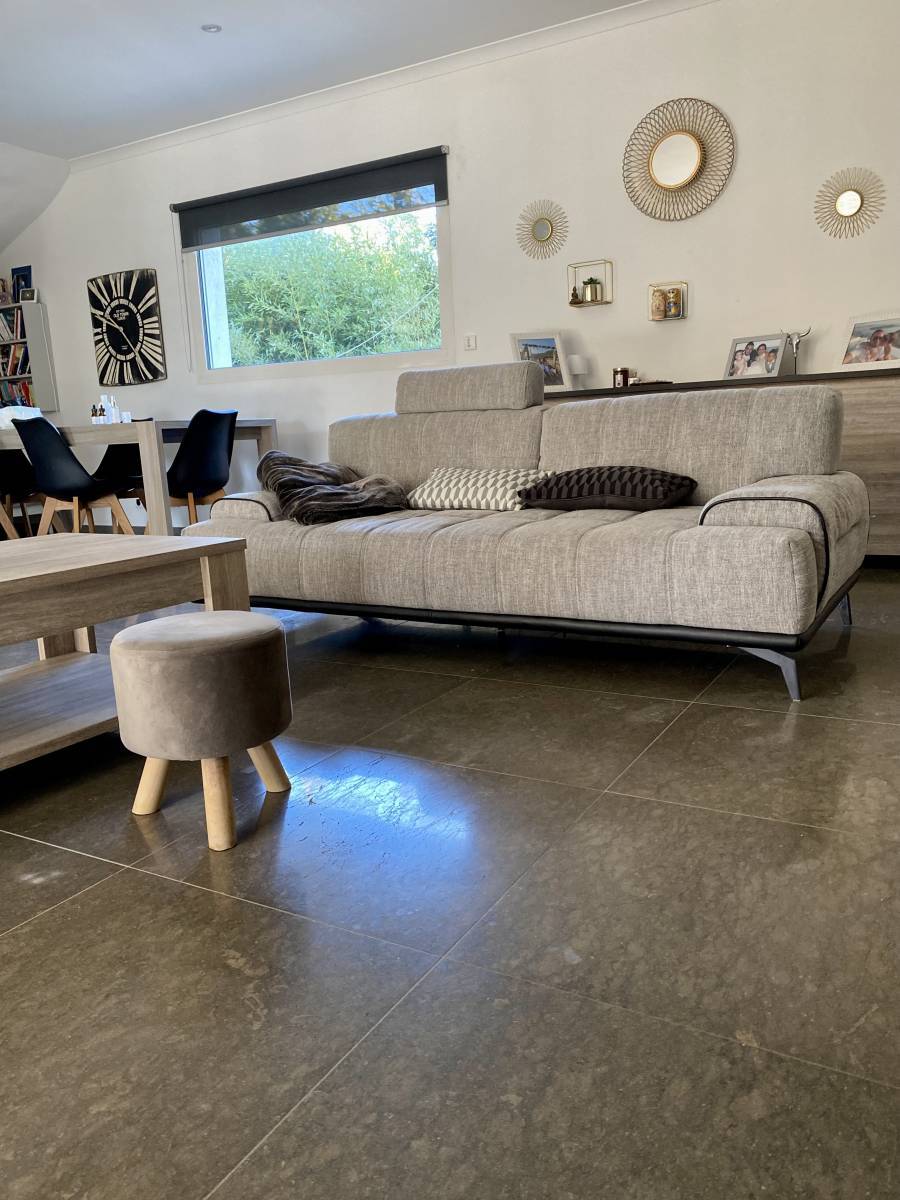 Dallage interieur en cenia azul ou bleu de camp pour un salon unique et design à Hyeres dans le Var