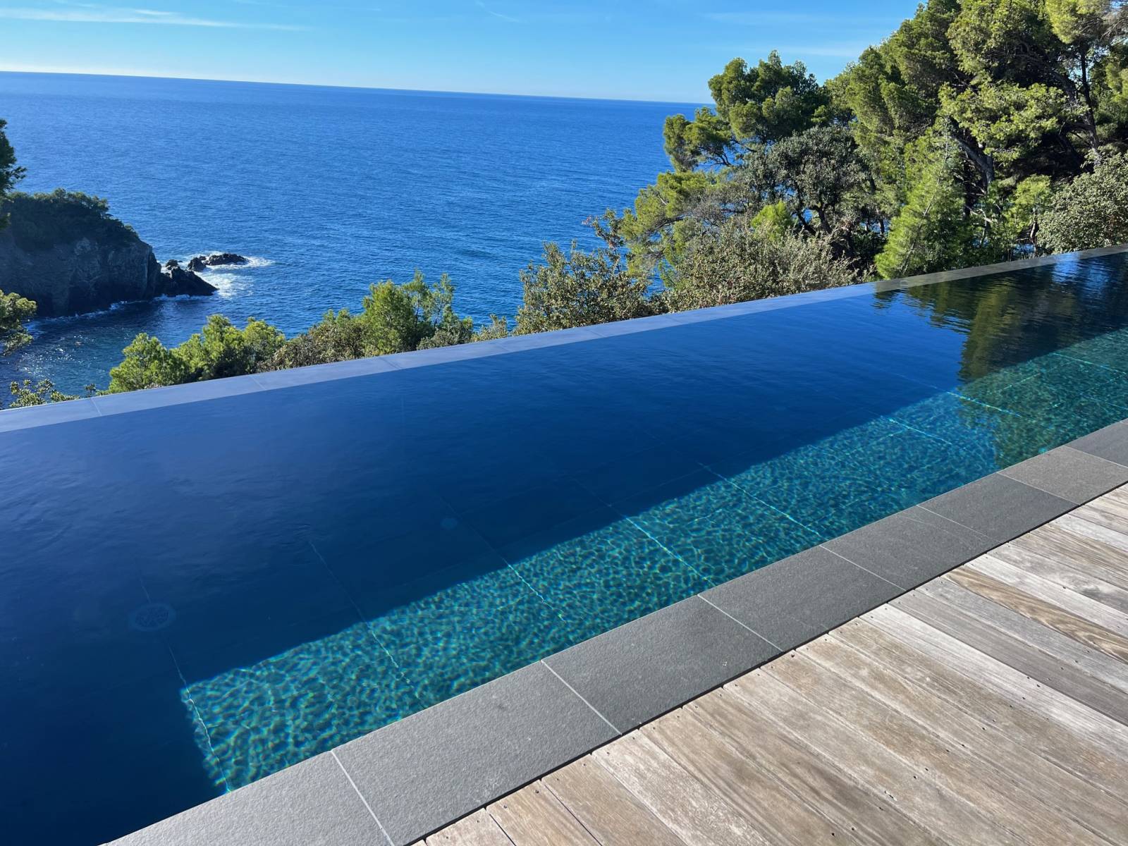 Margelle pierre de lave noire