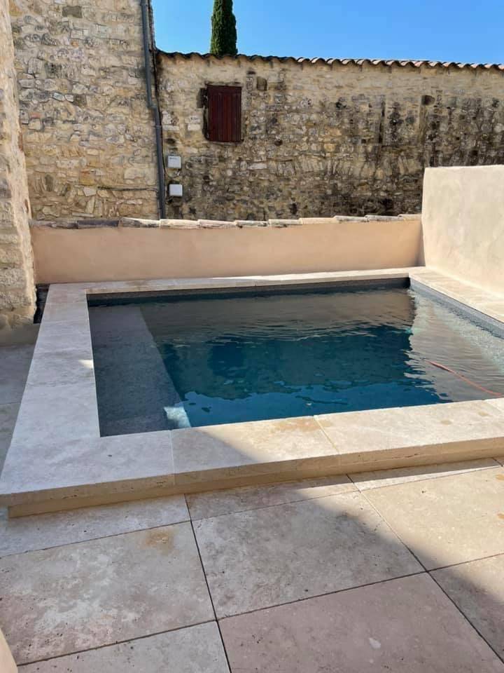 Margelle travertin beige antidérapant pour piscine à Fréjus