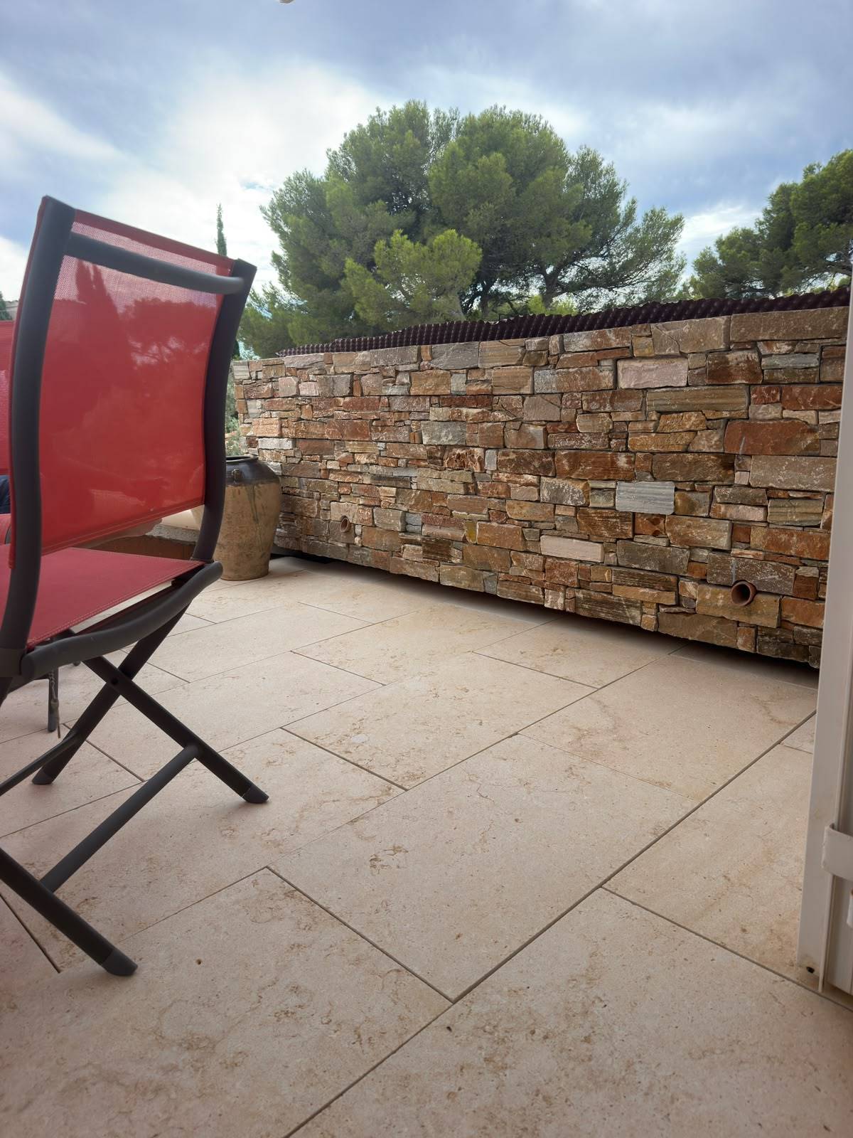 Dallage 40x60 en pierre naturelle d’Égypte jaune Sable du Nil pour terrasse et intérieur, disponible à La Garde proche de Toulon dans le Var.