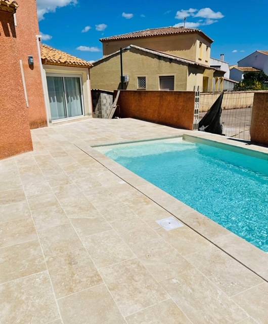Contours de piscine travertin beige dans le 83