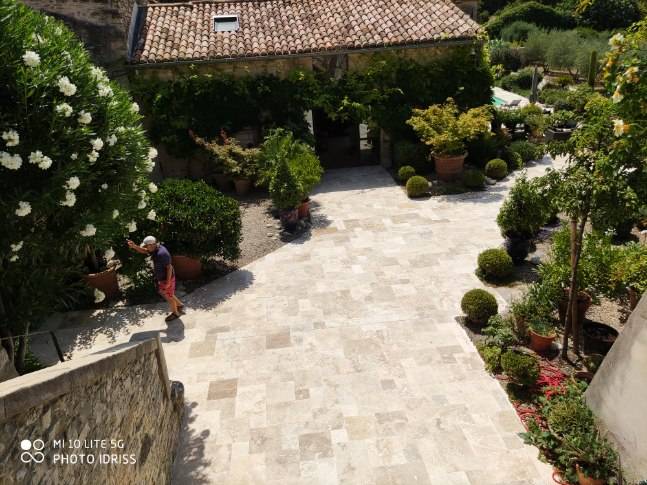 Allée de jardin avec de la pierre naturelle travertin beige à Bandol