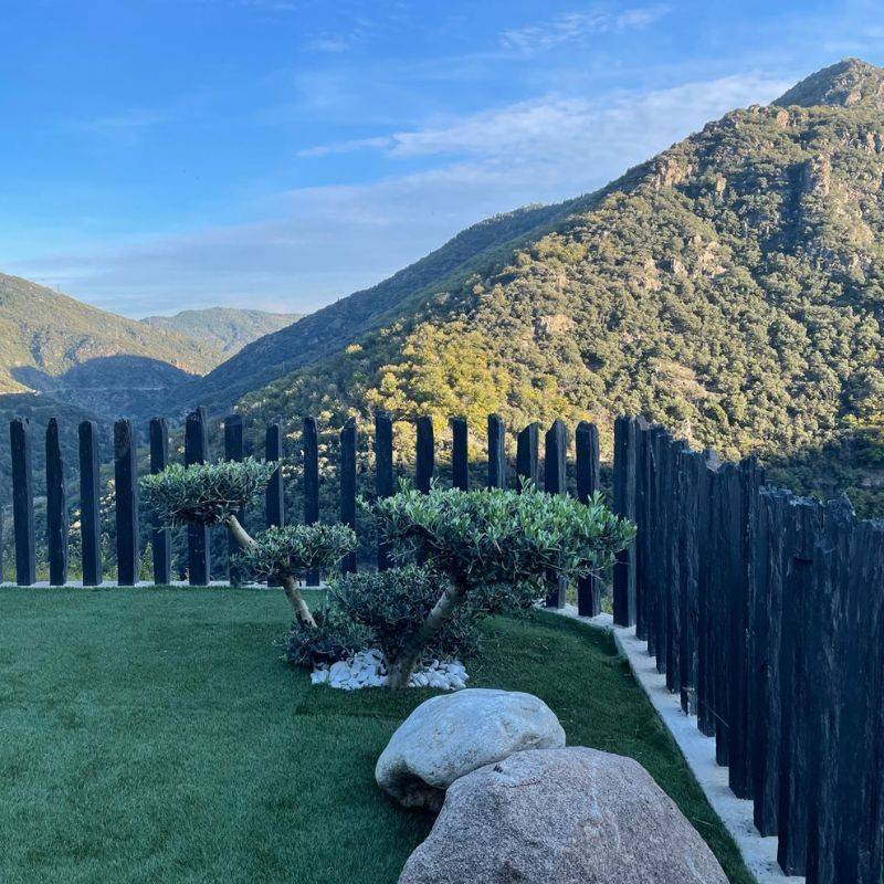 Cherche des piquets en ardoise noir pour habiller mon jardin à La Garde dans le Var proche de Toulon