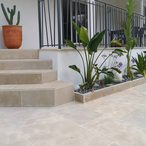 Athena antique la pierre naturelle beige finition vieillie pour vos terrasses dans le Var