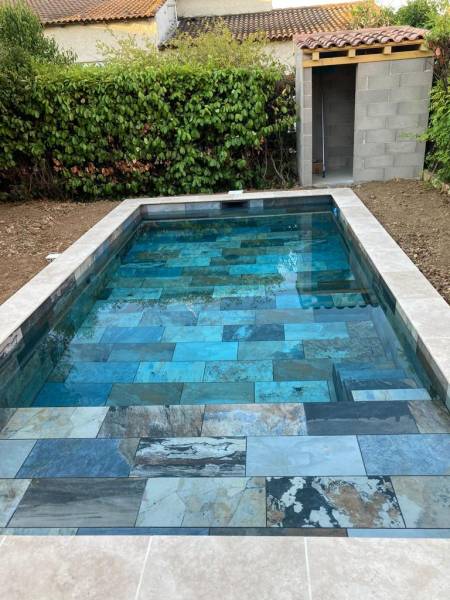 Showroom carrelage effet pierre de Bali pour piscine à La Garde dans le Var 
