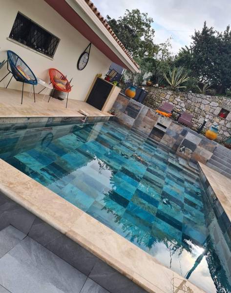 Carrelage piscine aspect pierre de Bali à Hyères dans le 83