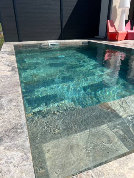 Carrelage en pierre de Bali pour son intérieur de piscine au Pradet dans le Var