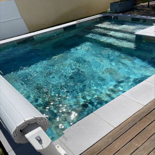 Magasin de carrelage effet pierre de Bali pour piscine à La Garde dans le Var 