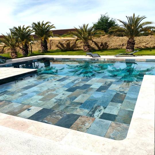 Carrelage effet pierre de Bali pour piscine à Bandol dans le 83