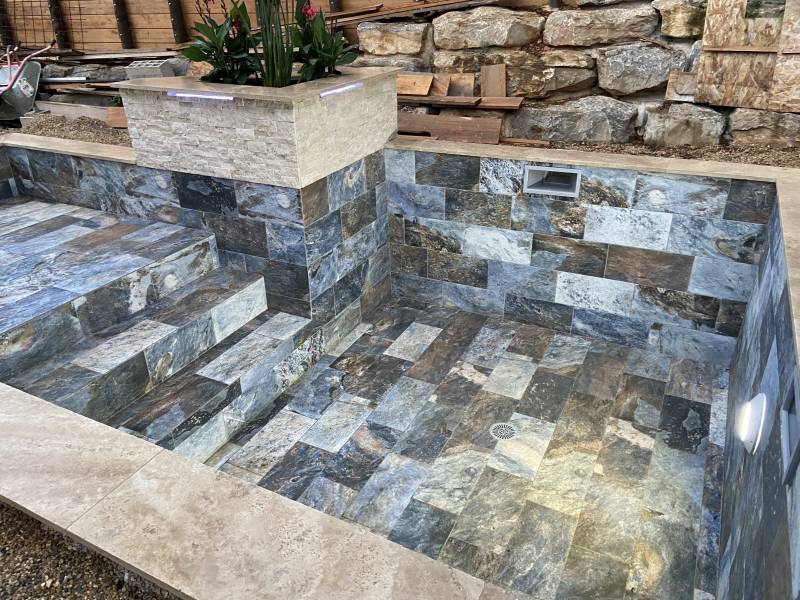 Acheter du carrelage piscine en pierre de Bali bleu à Hyeres dans le Var
