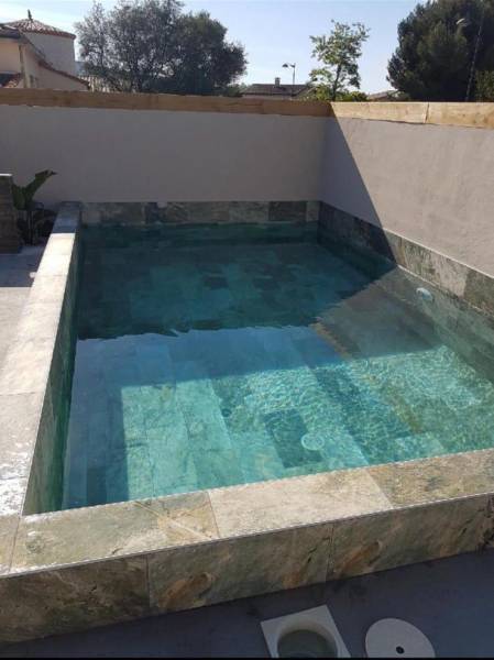 Carrelage piscine effet pierre de Bali à La Garde dans le 83