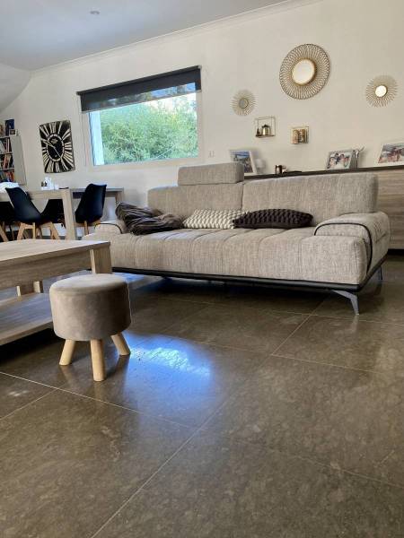 Dallage interieur en cenia azul ou bleu de camp pour un salon unique et design à Hyeres dans le Var