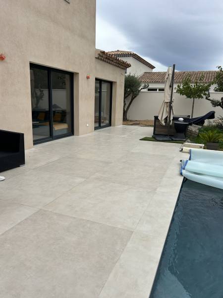 Plage de piscine avec des margelles façonnées sur mesure à La Farlède 83