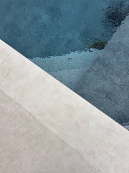 Margelles façonnées sur mesure autour d'une piscine à Toulon dans le Var