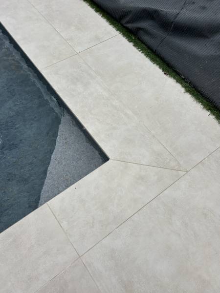 Margelles façonnées sur mesure contour de piscine à La Garde dans le 83