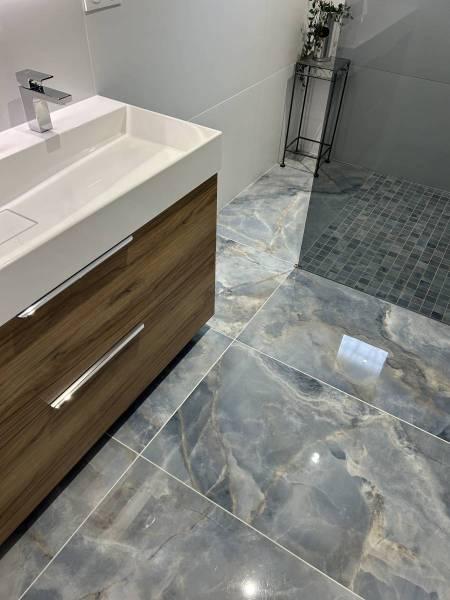 Carrelage aspect marbre Onyx et carrelage uni à La Valette du Var dans le Var proche de Toulon