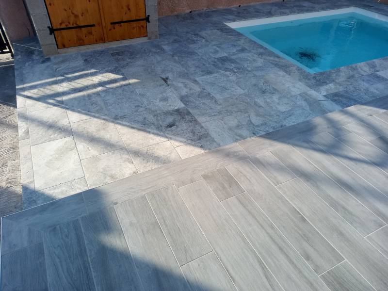 Dallage extérieur Travertin Silver Rustic 61x40.6x1.2cm