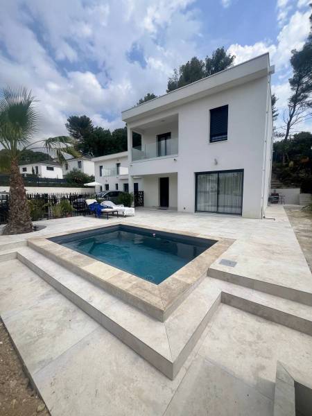 Carrelage extérieur imitation travertin 100x100 à La Garde dans le Var