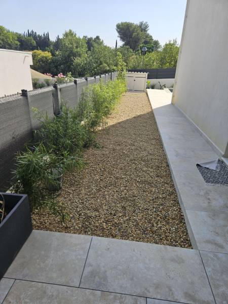 Allée en travertin sur plot à La Valette-du-Var proche de Toulon dans le Var