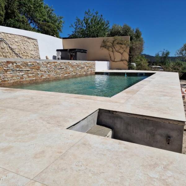 Achat carrelage reproduction travertin Izmir en terrasse bord de piscine à La Garde proche de Toulon dans le Var