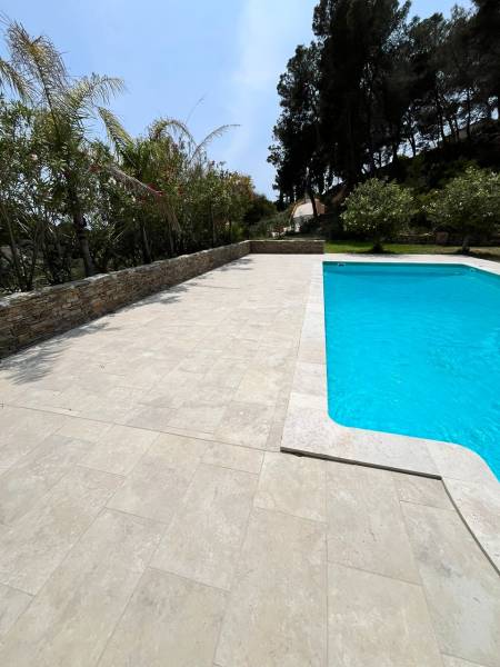 Dalle en travertin antidérapente pour piscine à La Garde dans le Var