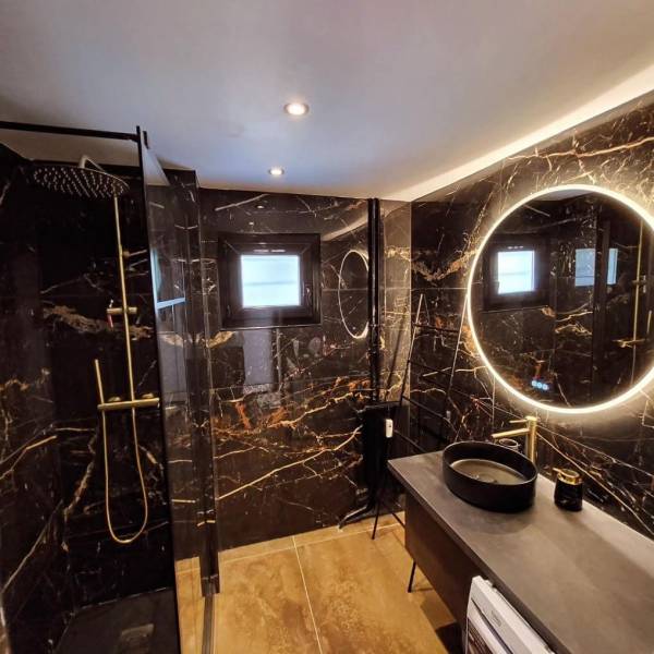 Carrelage effet marbre mural finition poli à la Garde proche de Toulon dans le Var