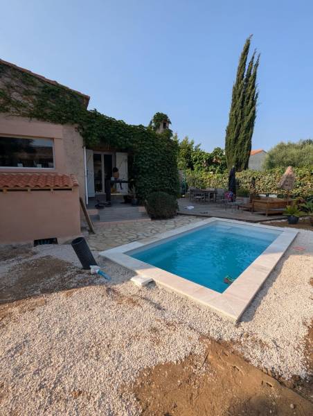 Margelle beige pour piscine en stock à La Garde dans le Var