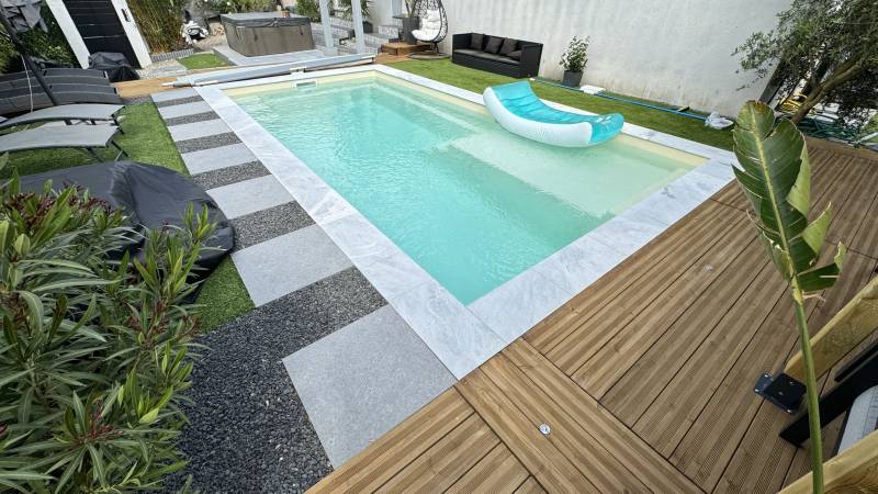 Margelle bleue pierre naturelle Polar Blue à Toulon dans le Var 