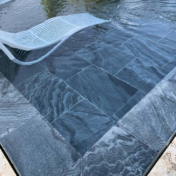 Piscine en pierre naturelle à La Garde dans le Var