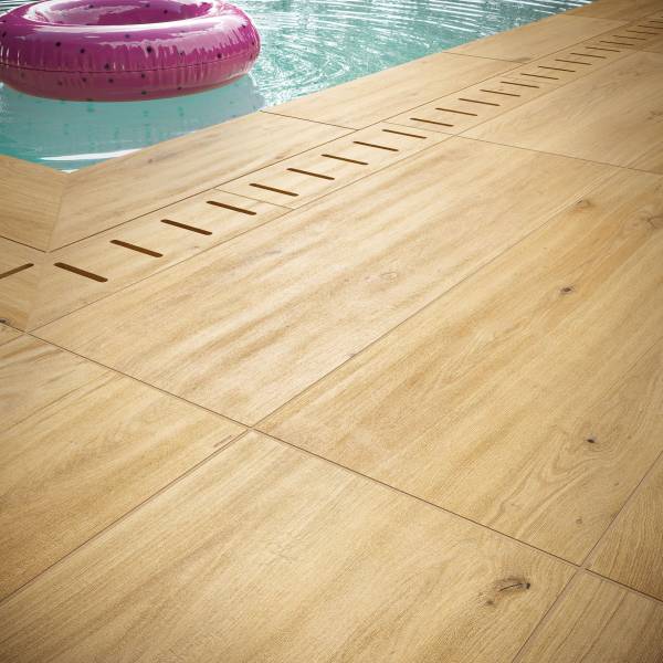 Achat de carrelage effet bois antideparant pour piscine à Toulon proche de la Seyne-sur-Mer dans le Var