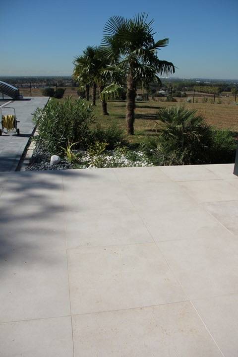 Pierre d’Égypte Perle du Nil votre dallage en pierre naturelle pour une terrasse moderne et authentique à Toulon dans le Var