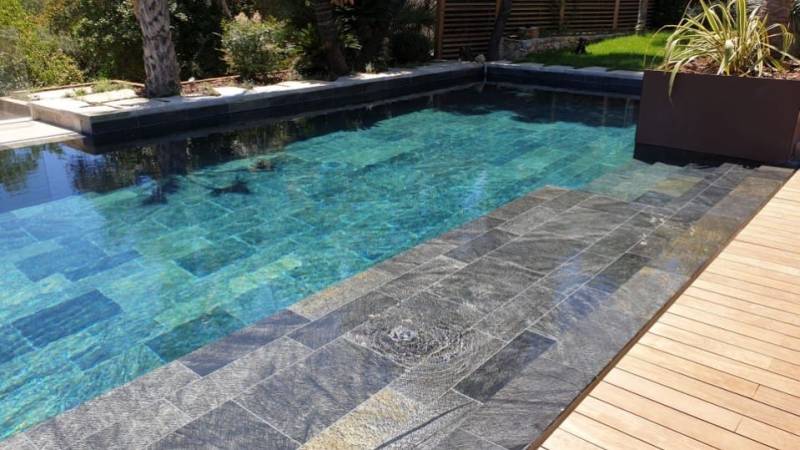 Dalle en pierre naturelle de Bali pour votre intérieur de piscine