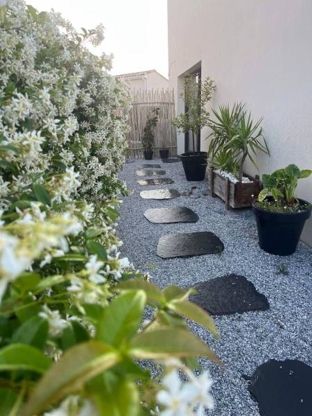 Cherche des pas japonais en ardoise noir pour jardin sur Hyères près de Toulon dans le Var