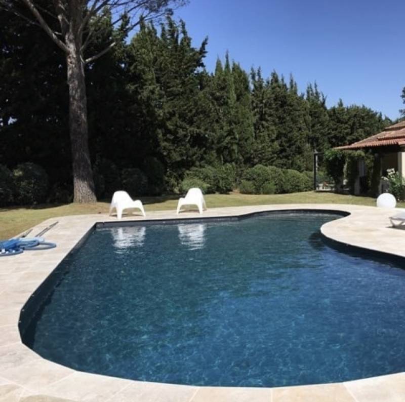 Margelle en travertin à Bandol : idéal pour piscine et terrasse, résistance au gel, entretien et intégration au décor méditerranéen