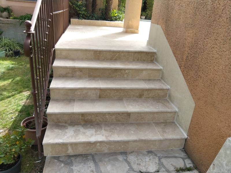 Escalier en Travertin beige 1er choix sur La Farlède dans le Var