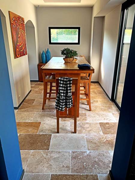 Dallage travertin intérieur et extérieur à La Ciotat : conseils techniques, joints et compatibilité avec cuisine et plan de travail