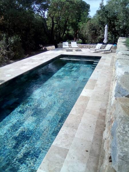 Dalles de Travertin et tour de piscine dans le Var à Toulon