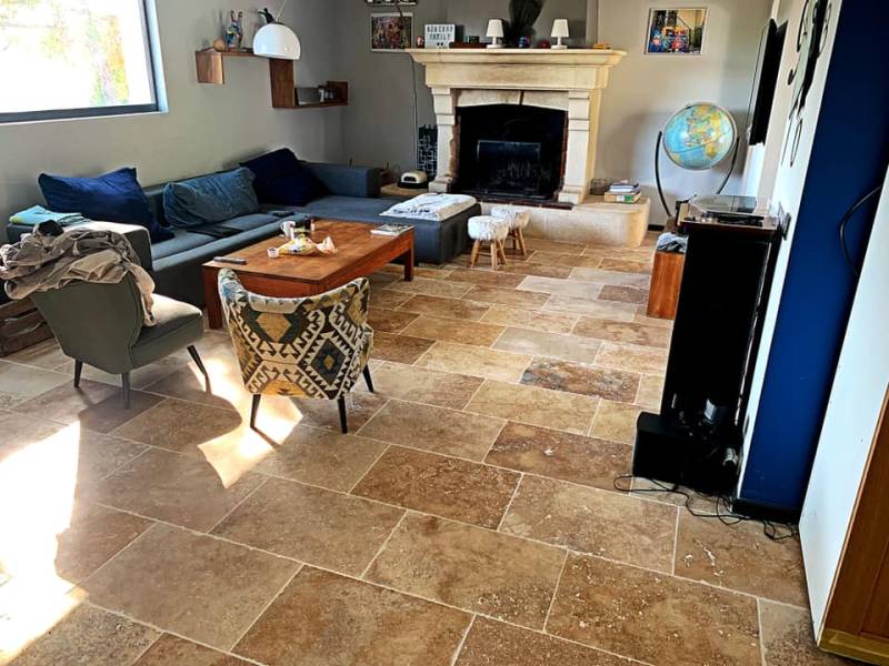 Dallage travertin intérieur et extérieur à Marseille : dimensions, choix d'épaisseurs, pack promotionnel et pose adaptée selon projet rénovation