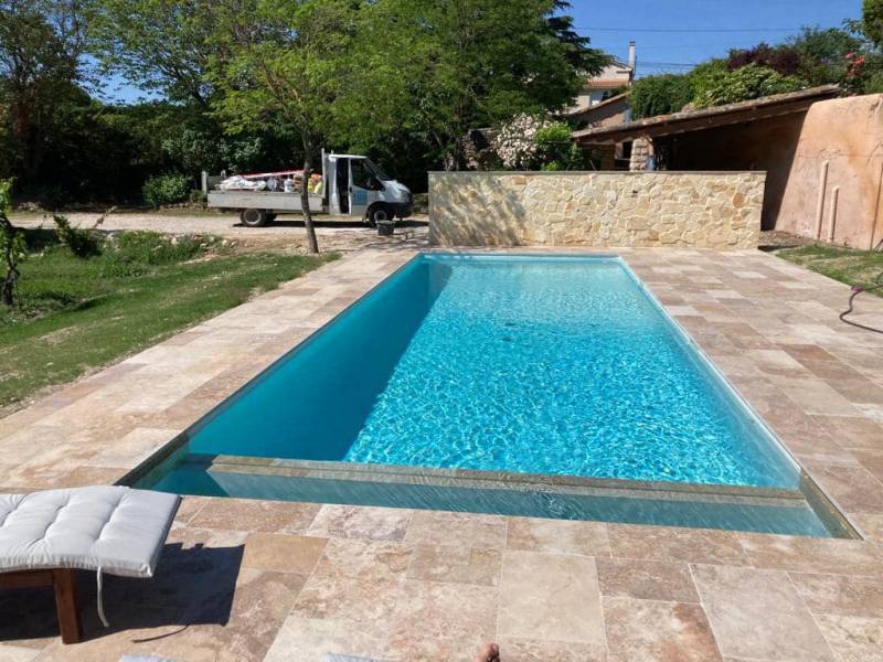 Plage de piscine en travertin beige naturel dans le 83