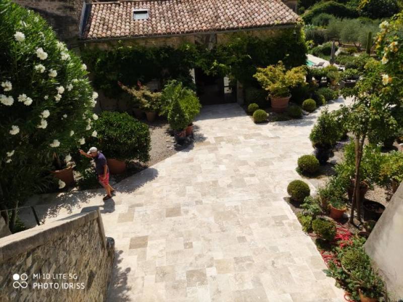 Allée de jardin avec de la pierre naturelle travertin beige à Bandol