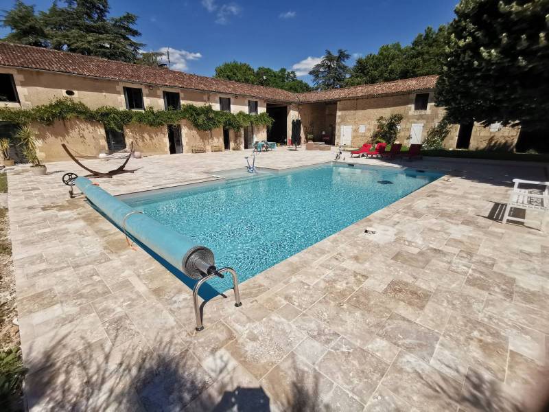 Piscine travertin extérieur 2nd choix classic mix à Toulon dans le 83