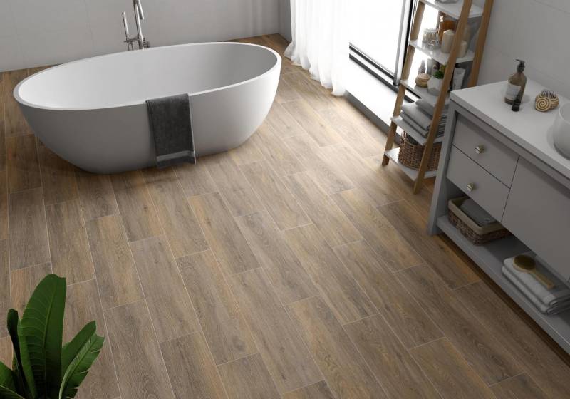 Sol de salle de bain en carrelage effet bois à La Valette-du-Var près de Toulon dans le Var