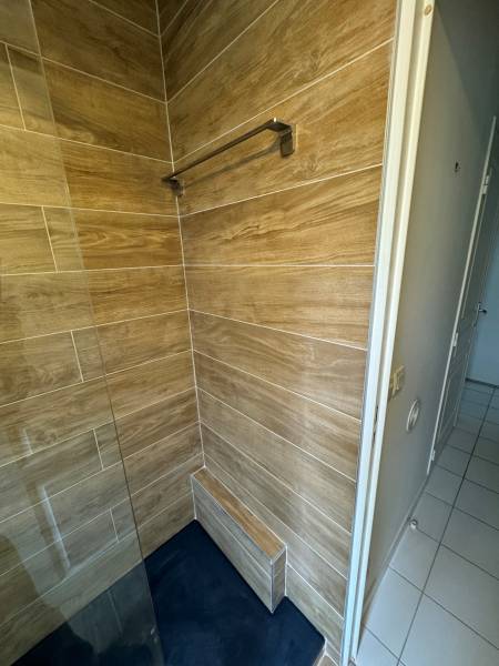 Revêtement mural en carrelage effet bois à La Farlède dans le Var