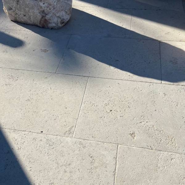 dalle en travertin extérieur sur sanary dans le var 