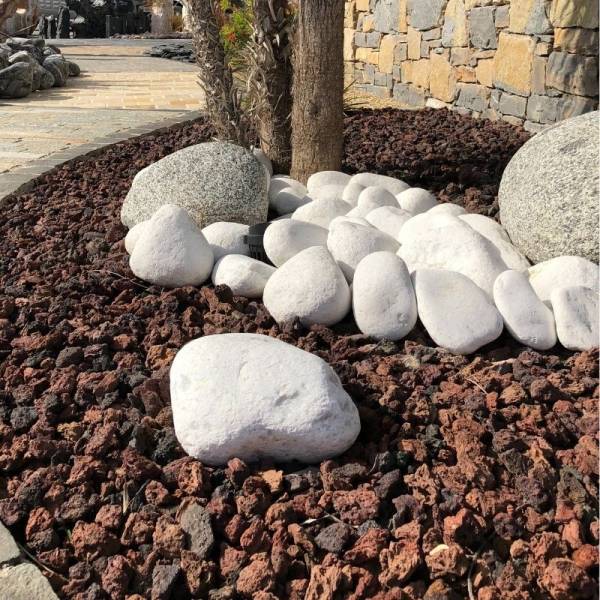 Pouzzolane rouge, graviers volcaniques poreux pour votre jardin à Toulon dans le Var